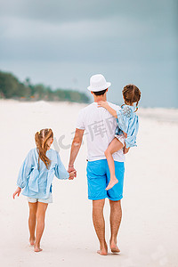 享受海滩暑假的父亲和孩子
