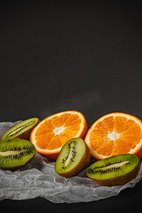 猕猴桃摄影摄影照片_奢华的水果背景。橙子和猕猴桃在切口中。