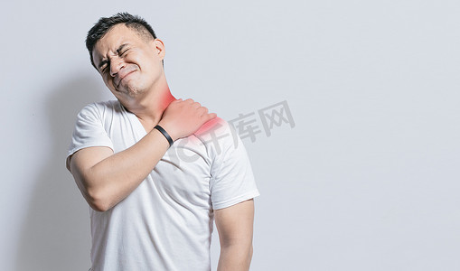 颈部和背部疼痛概念，颈部和背部肌肉疼痛的男性，颈部和背部疼痛的男性特写，孤立背景下肌肉疼痛的男性。
