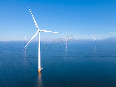 巨大的风车涡轮机、Westermeerwind 海洋公园的海上风车农场、荷兰弗莱福兰 Noordoostpolder 美丽明亮的日子里孤立在海上的风车