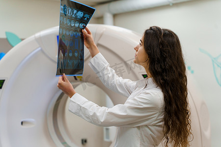 医生在 kt komputer tomography 附近查看患者大脑的 x 光照片。