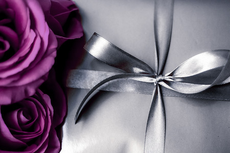 豪华假日银礼盒和紫色玫瑰作为圣诞节、情人节或生日礼物