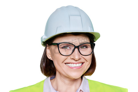 白色隔离背景中戴防护安全帽和背心的女产业工人