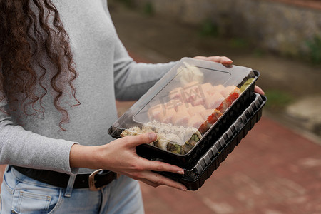 盒装健康食品配送在线服务中的特写寿司。