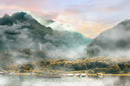 雾山全景风景在秋天与湖上的漂流屋。