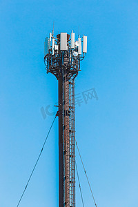 通信施工摄影照片_蓝天背景下的天线信号无线电高移动通信网络