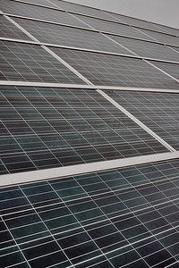 太阳能技术电池板是一种可再生的可持续能源。