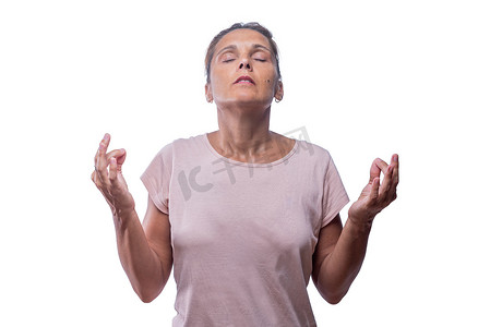 一名成年女性站在白色背景中冥想