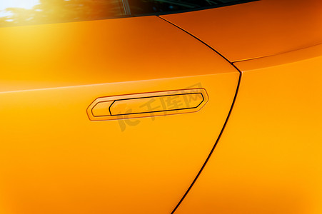 一辆橙色现代汽车的车门把手