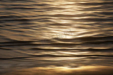 海洋模糊摄影照片_马来西亚婆罗洲沙巴州哥打京那巴鲁丹绒阿鲁海滩波浪上的太阳反射 — 运动模糊