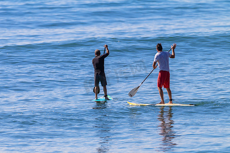 冲浪者 SUP 冲浪板等待海浪