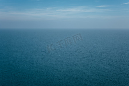 海的正面图与早晨的天空和模糊的地平线。
