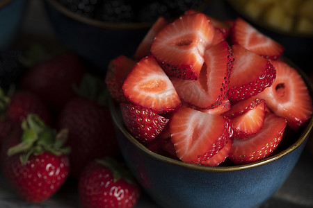 切片水果摄影照片_新鲜草莓