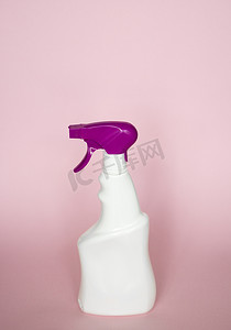 银光液体摄影照片_用于粉红色背景中隔离的液体清洁产品的白色塑料喷雾瓶。