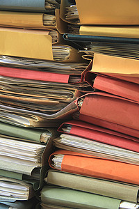 堆积的办公室文件：办公室里的一堆文件