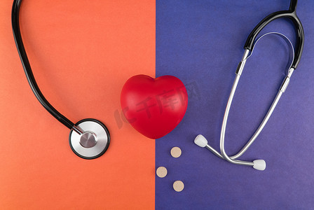 心形脉冲海绵旁边的心形脉冲海绵和彩色背景上的药丸的顶部照片。