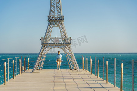 海滩上埃菲尔铁塔的大型模型。