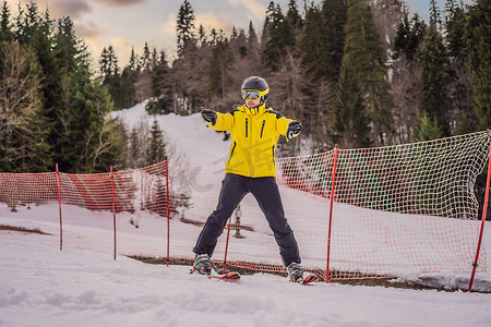 安全指导员摄影照片_训练跑道的滑雪教练向学生展示如何滑雪