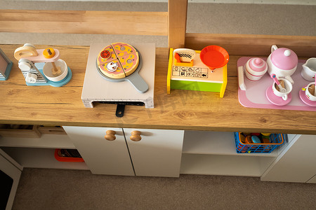幼儿园食品摄影照片_带餐具和人工食品的木制儿童游戏厨房
