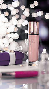 假日化妆粉底、遮瑕膏和紫色礼盒、高档化妆品礼品和美容品牌设计空白标签产品