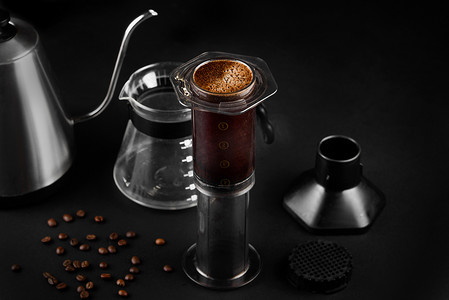 黑色背景上的爱乐压。爱乐压是一种冲泡咖啡的设备。
