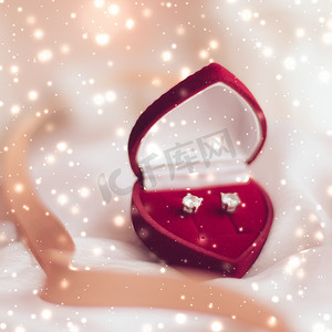 心形礼物盒摄影照片_心形珠宝礼盒中的钻石耳环、圣诞节、除夕、情人节和寒假的爱情礼物