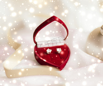 心形珠宝礼盒中的钻石耳环、圣诞节、除夕、情人节和寒假的爱情礼物