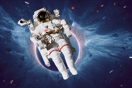 宇航员太空人在外太空空间站工作时进行太空行走。