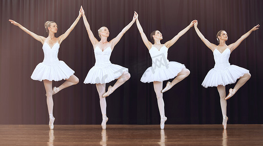 女性、芭蕾舞和剧院舞台舞者在常规的创意戏剧艺术、团体训练或舞蹈表演中。