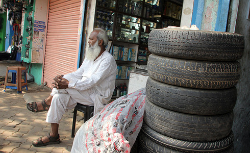 议价摄影照片_在加尔各答的马利克集市出售汽车零件