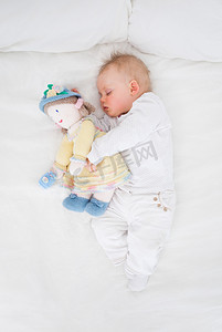 宝宝抱着毛绒娃娃睡觉