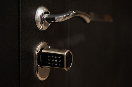 密码锁摄影照片_带密码锁的公寓门。