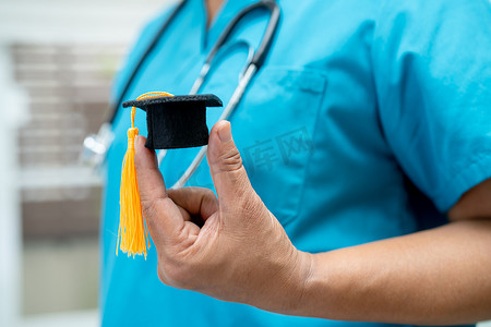 学术论文摄影照片_亚洲医生在医院病房学习毕业差距帽，聪明聪明的天才教育医学理念。
