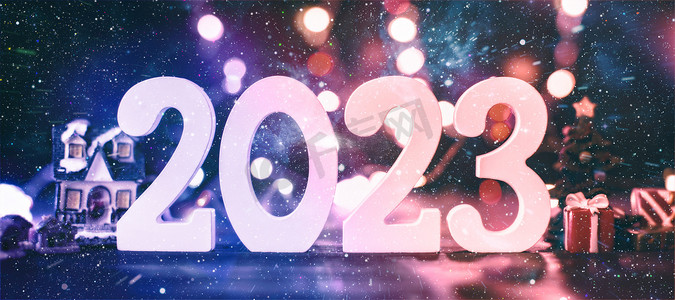 2023 年新年庆祝活动背景灯光模糊。