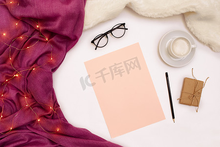 一杯咖啡，黑眼镜，粉红色的纸，上面写着新年目标。