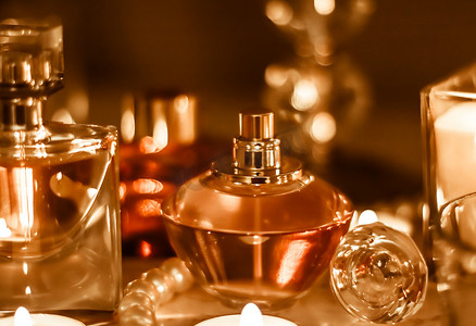复古圣诞节摄影照片_夜间魅力梳妆台上的香水瓶和复古香水、珍珠首饰和香水作为节日礼物、奢华美容品牌礼物