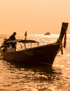 长尾船在普吉岛泰国日落