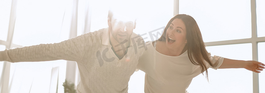 夫妻图片摄影照片_一对幸福的夫妇在新公寓里跳舞的背景图片