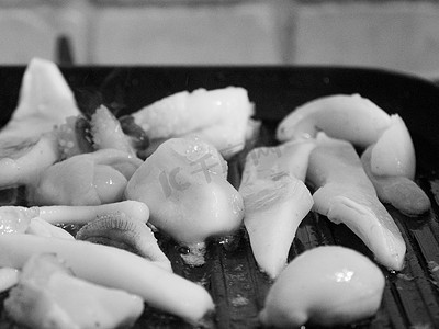 在家烧烤和烹饪亚得里亚海墨鱼