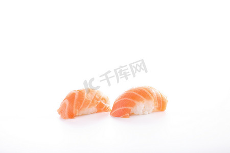 三文鱼寿司 清酒寿司日本食品隔离在白色背景