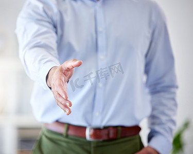 男子在办公室面试后握手，欢迎新员工加入团队或公司。