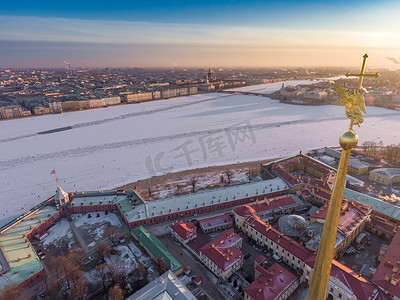 日落时分，在圣彼得堡彼得和保罗大教堂的尖顶上鸟瞰金色天使和十字架，冰冻的涅瓦河，阳光明媚的霜日，冬宫，金钟，延髓柱