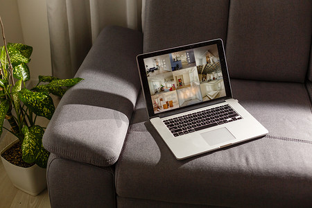 在商务办公室、公司休息室或酒店大堂的桌子上的屏幕上显示新闻网站的笔记本电脑。