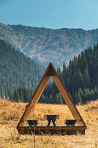 旅游小径上的现代凉亭享有夏日山脉的美景，拥有云杉林和垂直复制空间
