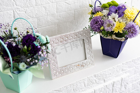 复古照片框和紫色花束的组合