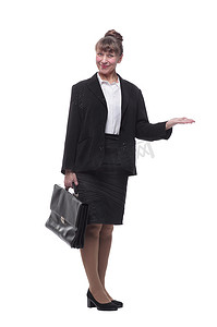 一个穿着黑色西装和公文包的迷人女人的全身