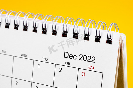 黄色背景的特写 2022 年 12 月台历。