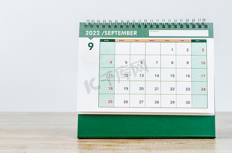 2022 年 9 月在木桌上的台历。