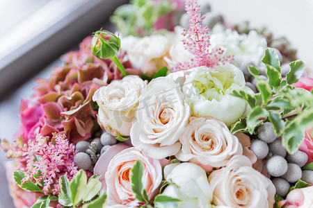 新娘花束配有玫瑰、brunia 和落新妇花。
