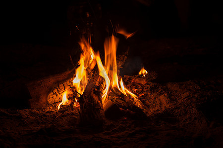 在自然旅游营地的​​篝火晚会。